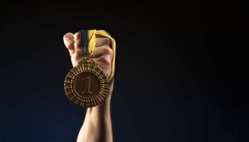 mezczyzna-sportowiec-posiadajacy-medal mezczyzna-sportowiec-posiadajacy-medal